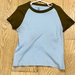 BLUE AND BROWN BABY TEE BRANDY MELVILLE